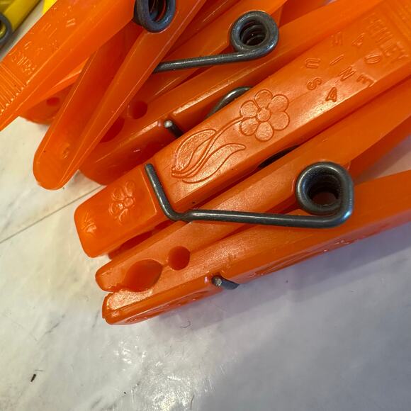 Vintage Mcm kitschy plastic clothes pin orange avocado green yellow flower print - Picture 3 of 8